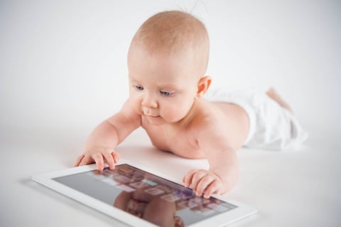 4 razones para no prestarle el celular o la tablet a un bebé