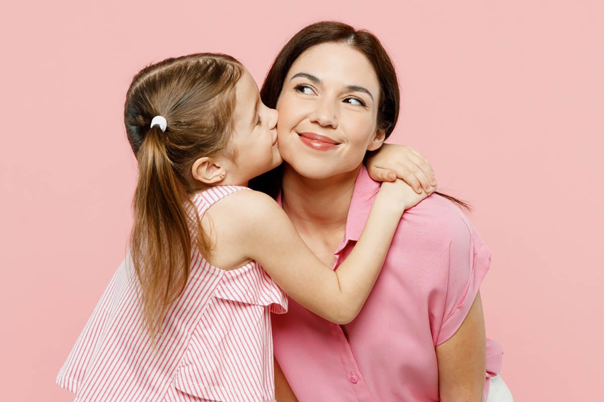 evolución del Día de la Madre, niño, beso, celebración- evolution of Mother's Day, child, kiss, celebration, MundoNOW