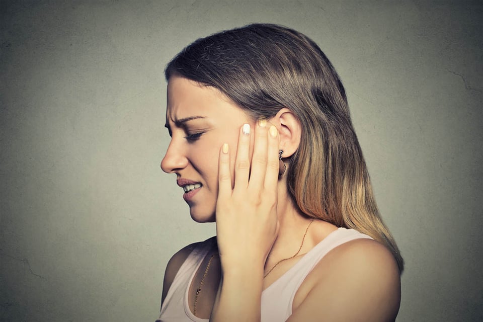 dolor de oído, como tratar una infección de oído, mujer, dolor, MundoNOW