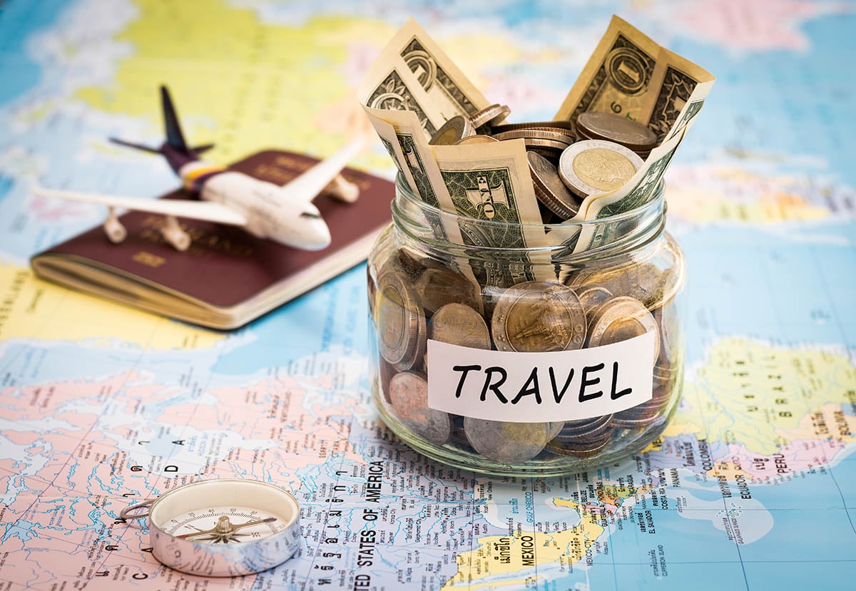 viajar con poco presupuesto , Presupuesto de viaje, concepto, dinero, ahorros, tarro de cristal.- Travel budget, concept, money, savings, glass jar