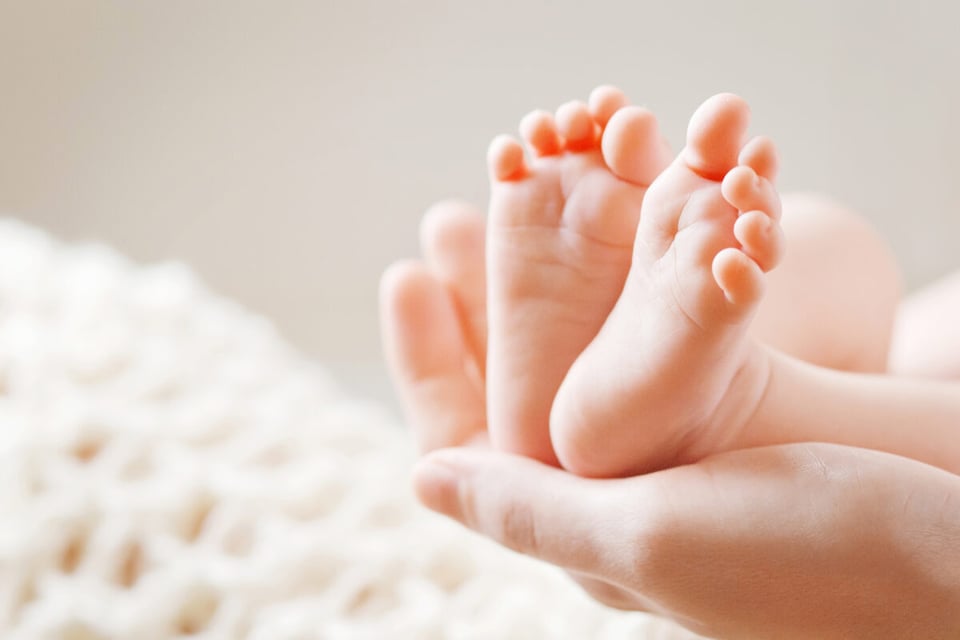 pies, bebe, piecitos, recién nacido, pequeño