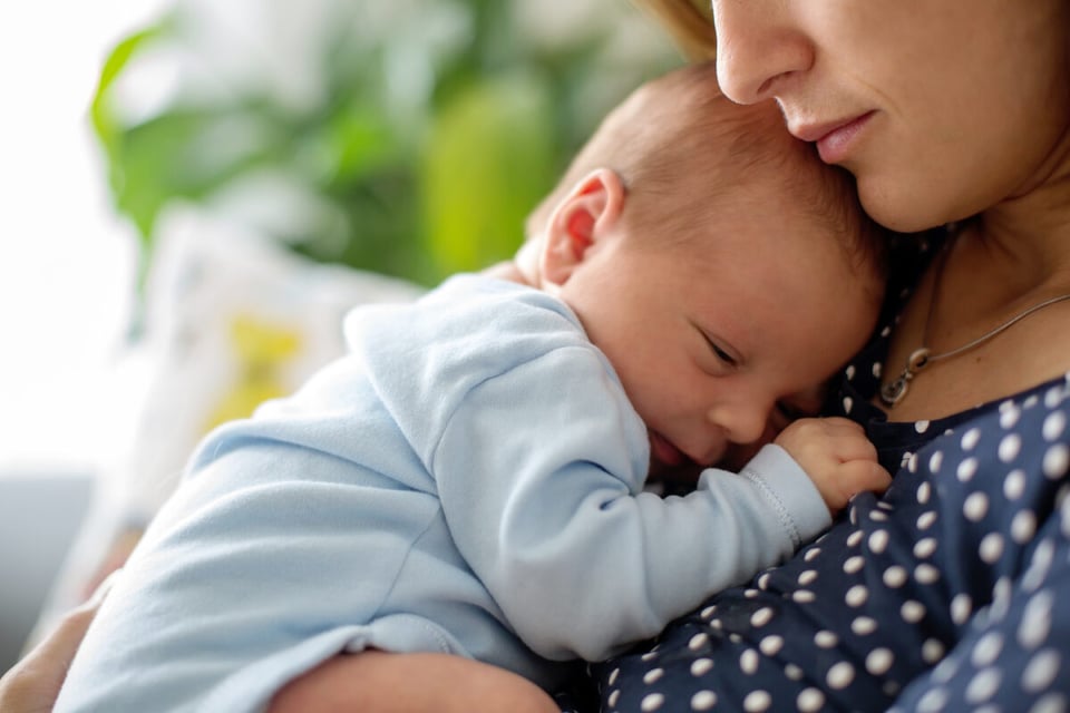 madre, abrazando, bebé, hijo, hija