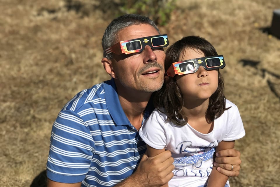 Padre, hija, mirando, desierto, MundoNOW