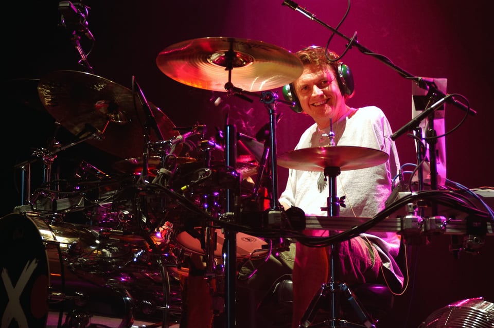 Además de herir el baterista, una mujer resultó herida también