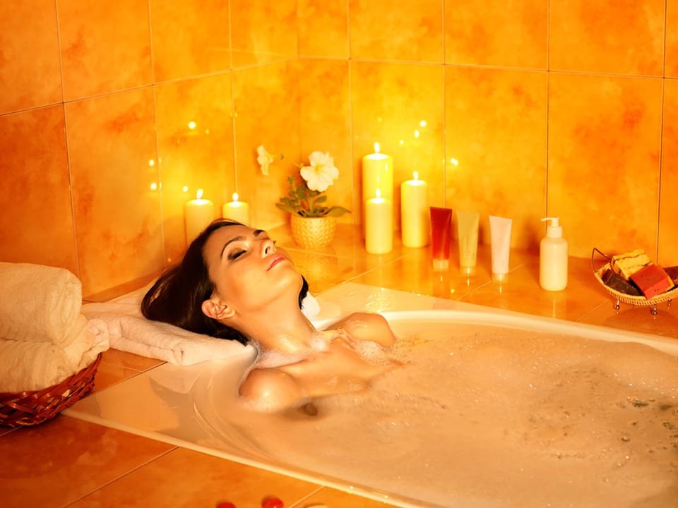 woman, bathtub, back pain, heat, therapy