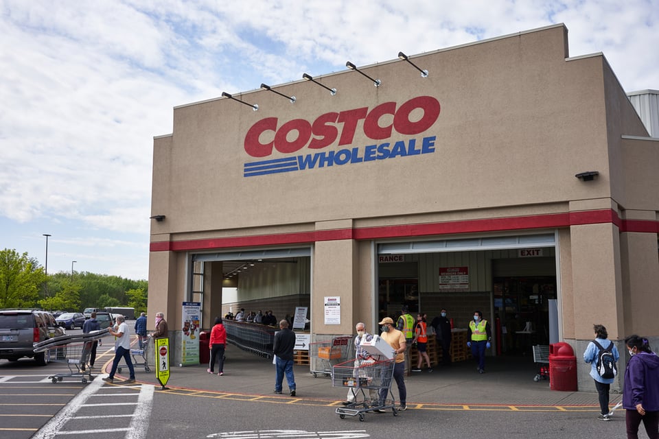 store facade, shopping cart, customers, parking, MundoNOW