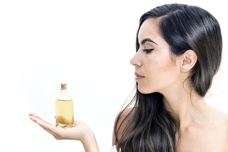 mujer, botella, aceite de ajo, dolor de oído, MundoNOW, Tratamiento de infecciones de oído