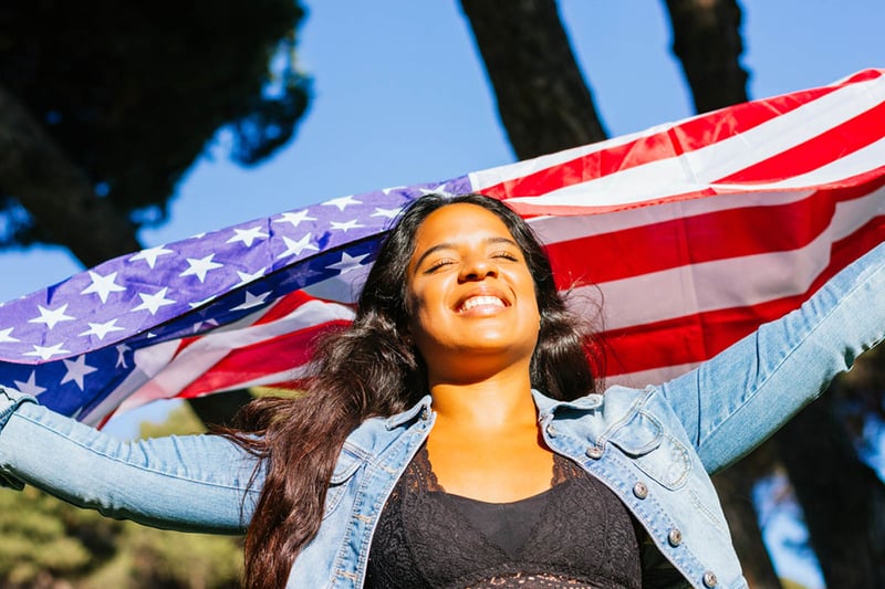 mujer, feliz, bandera americana, libertad, sueños
