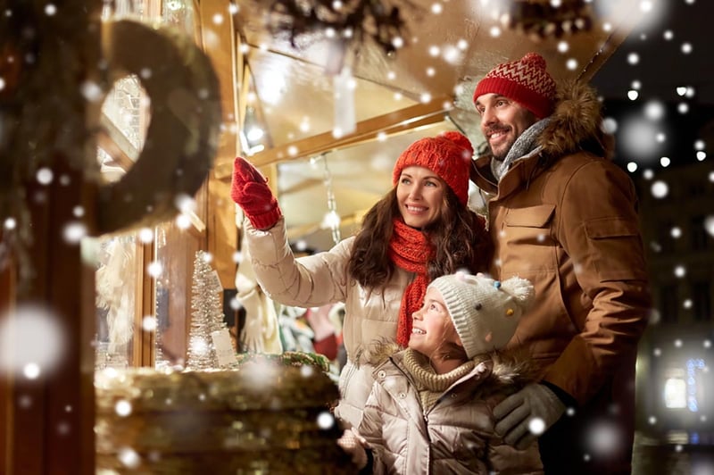 Winter date ideas, festival, outside, lights, MundoNOW