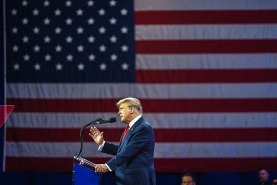 Trump pondrá dos banderas gigantes en la Casa Blanca
