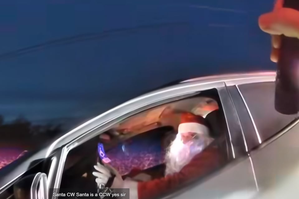 サンタとクロース夫人がスピード違反で止められる